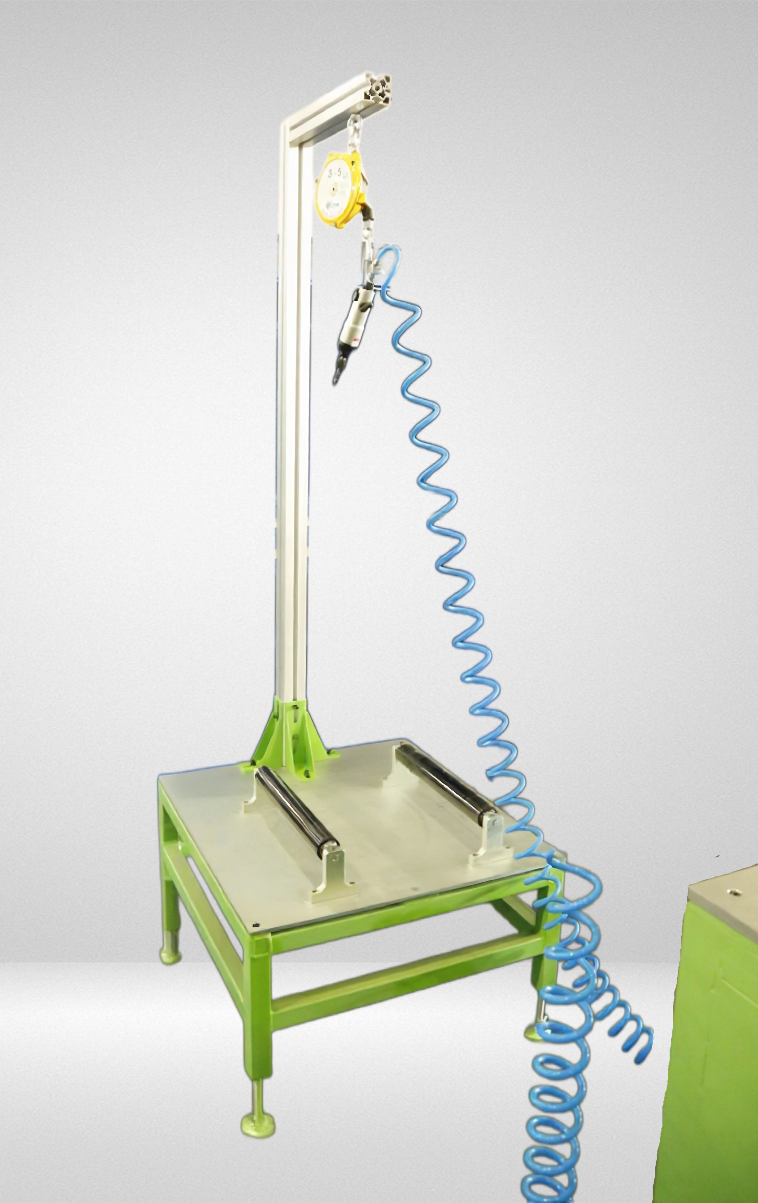 Manual screwing tooling for plastic lifter